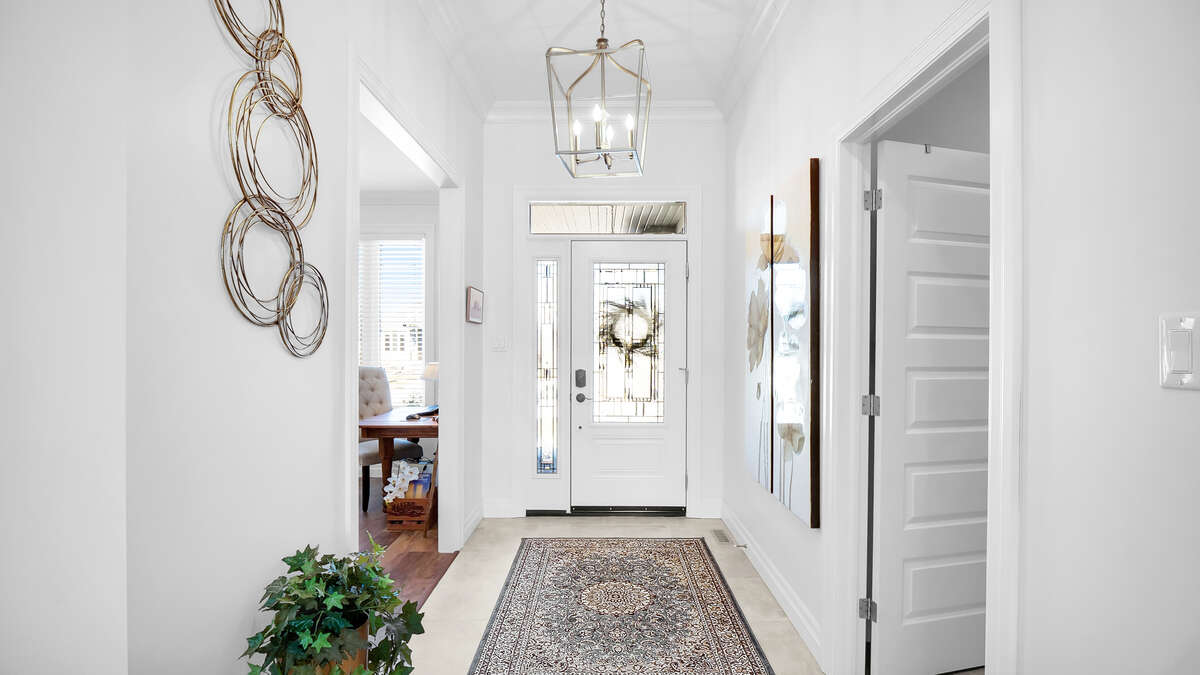 Bright & Spacious Entry