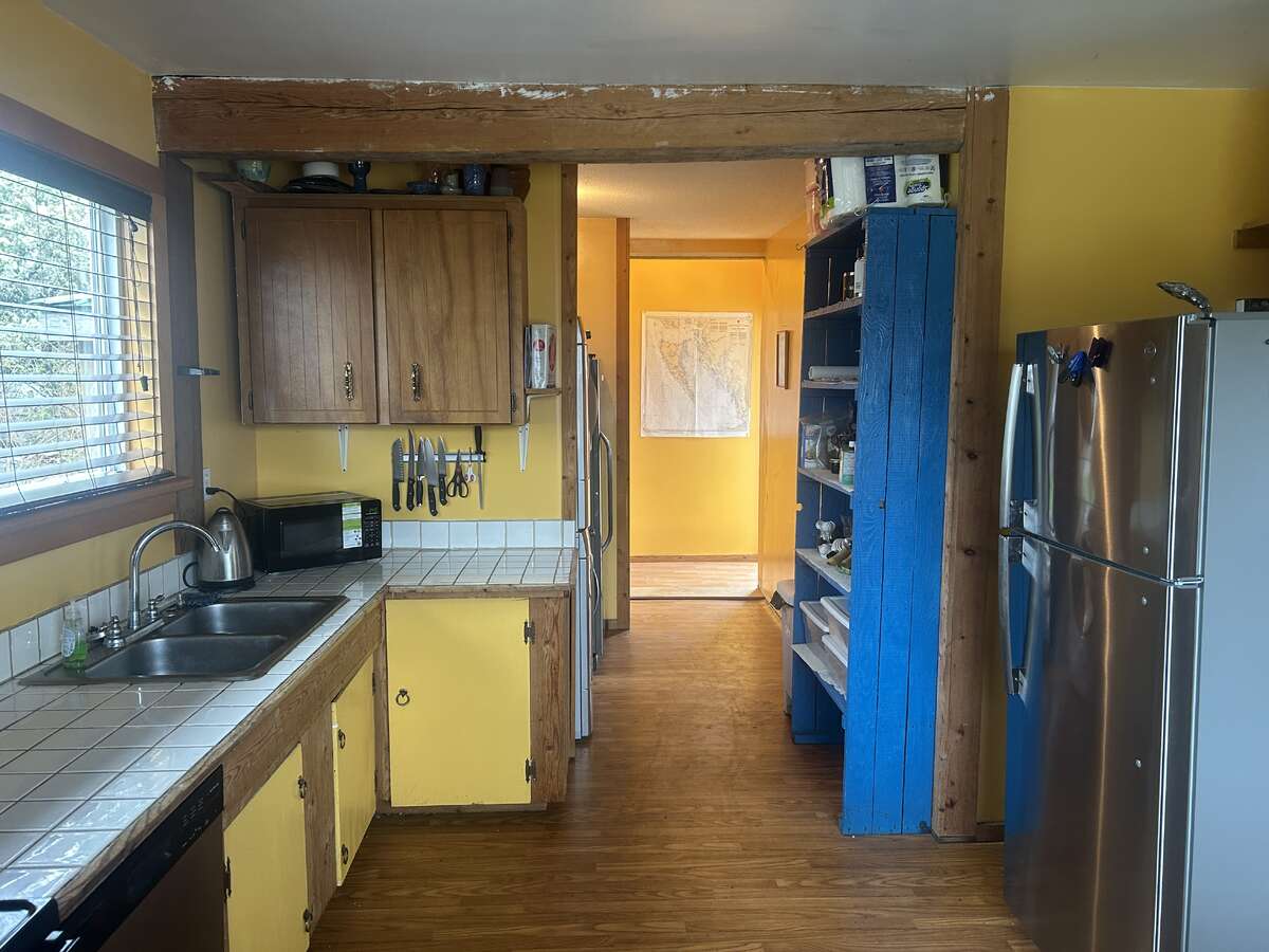 Hallway, Freezer, Laundry - All appliances included