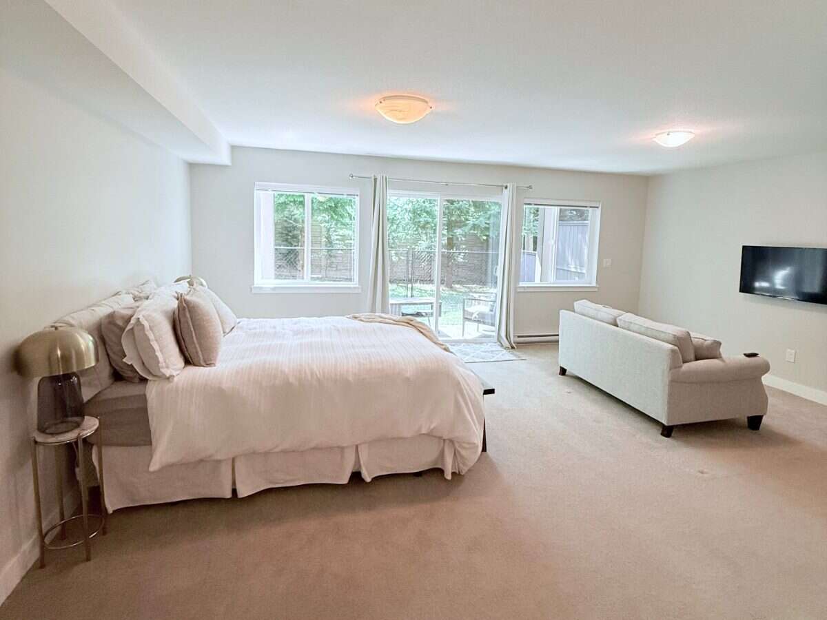 Spacious 3-level townhome with mountain views