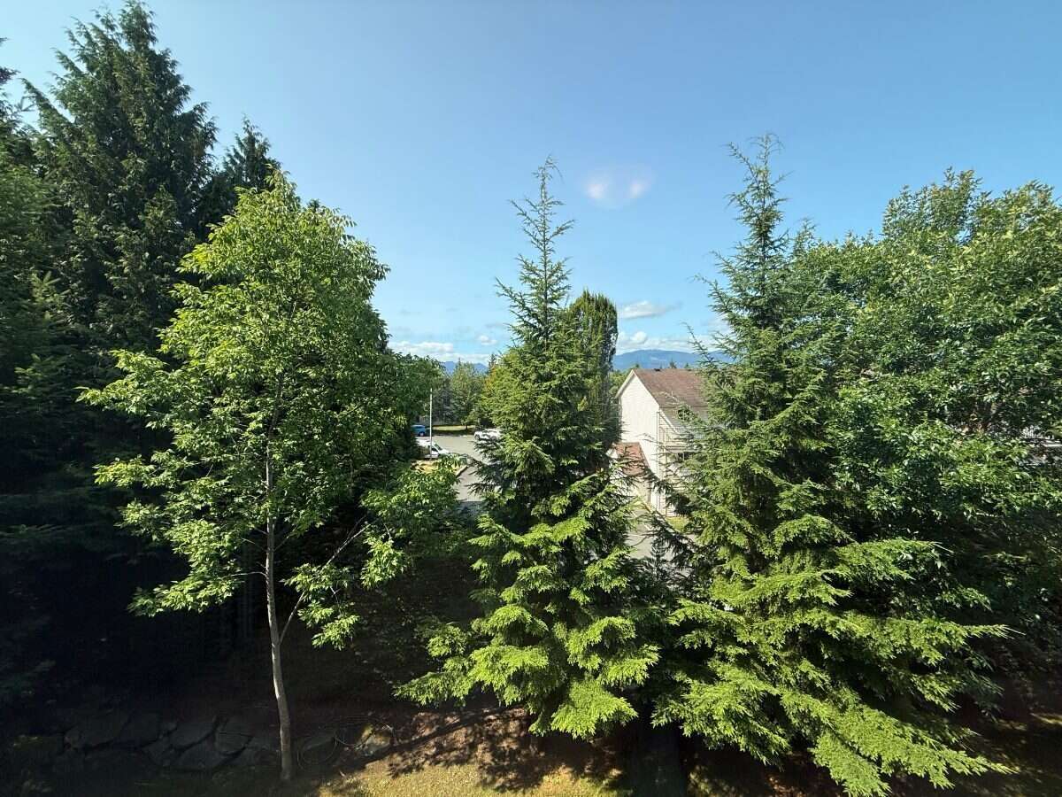 Spacious 3-level townhome with mountain views