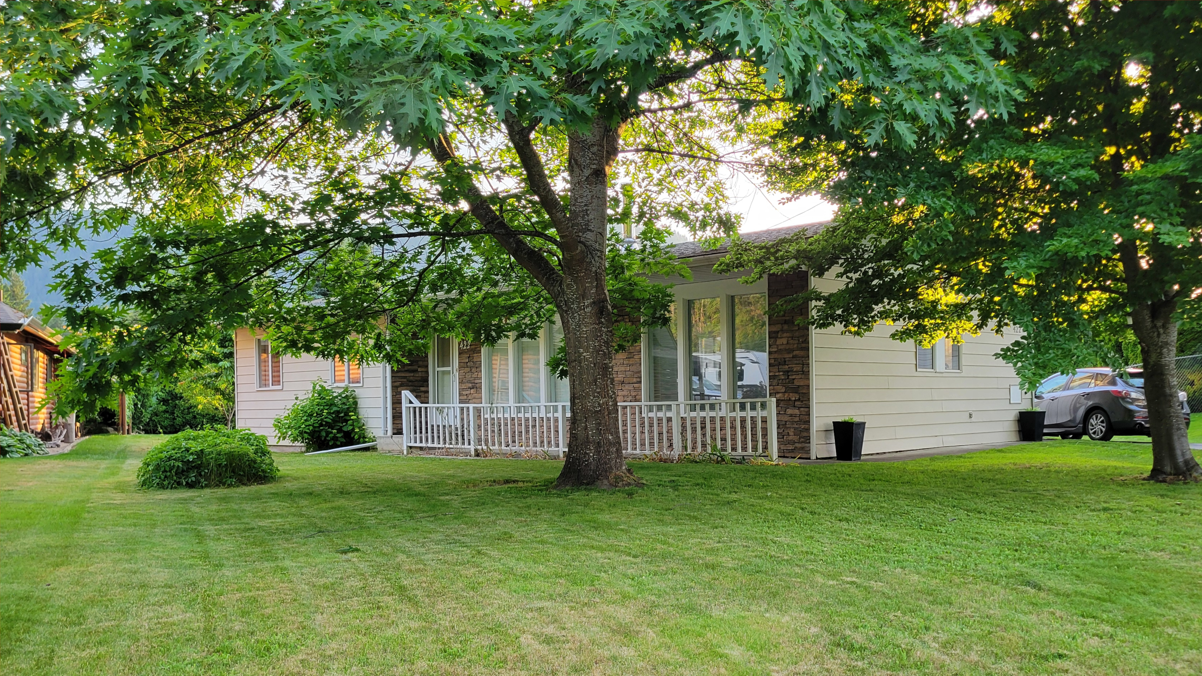 Bright 3 bedroom family home in Sicamous