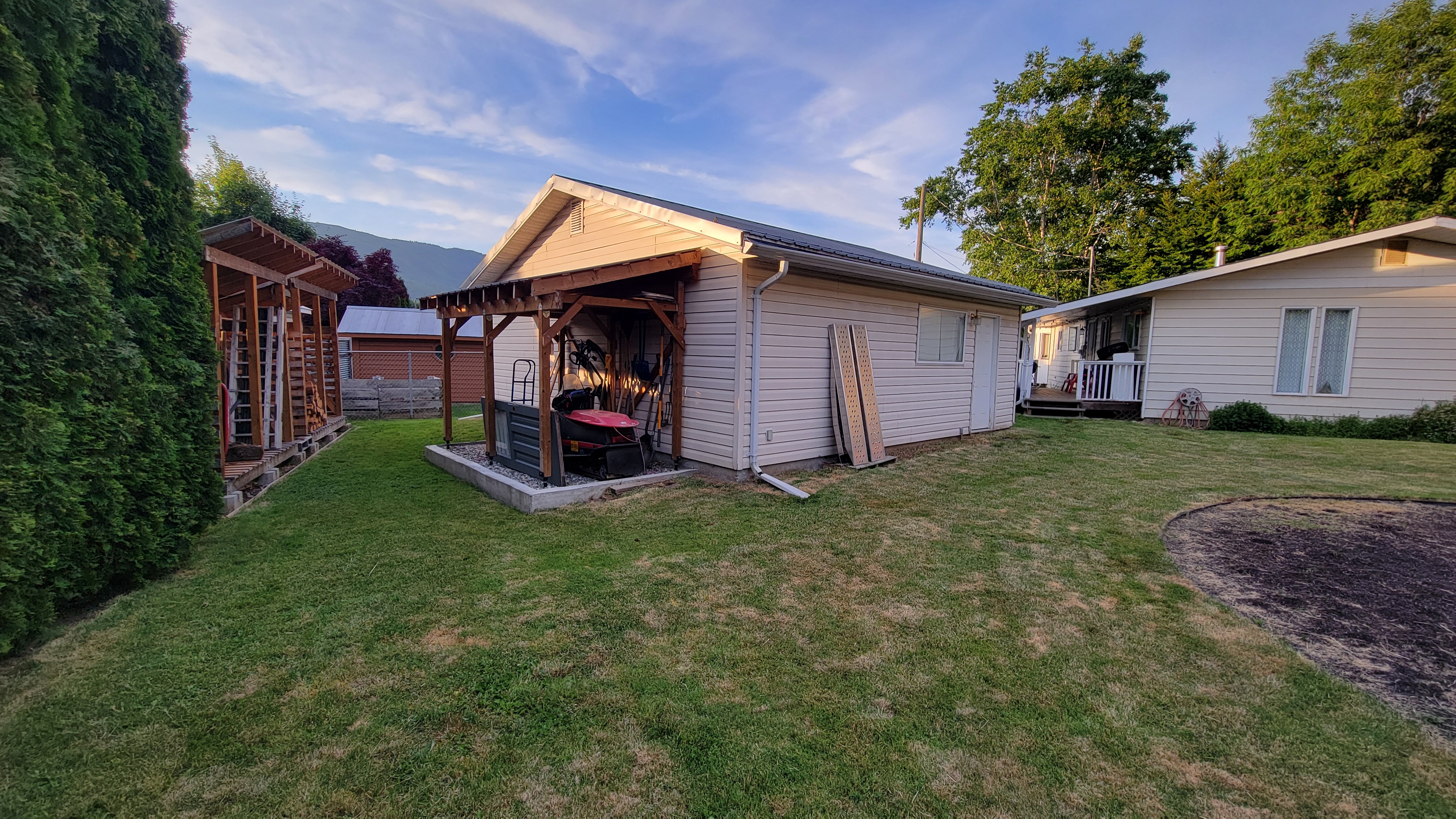 Bright 3 bedroom family home in Sicamous