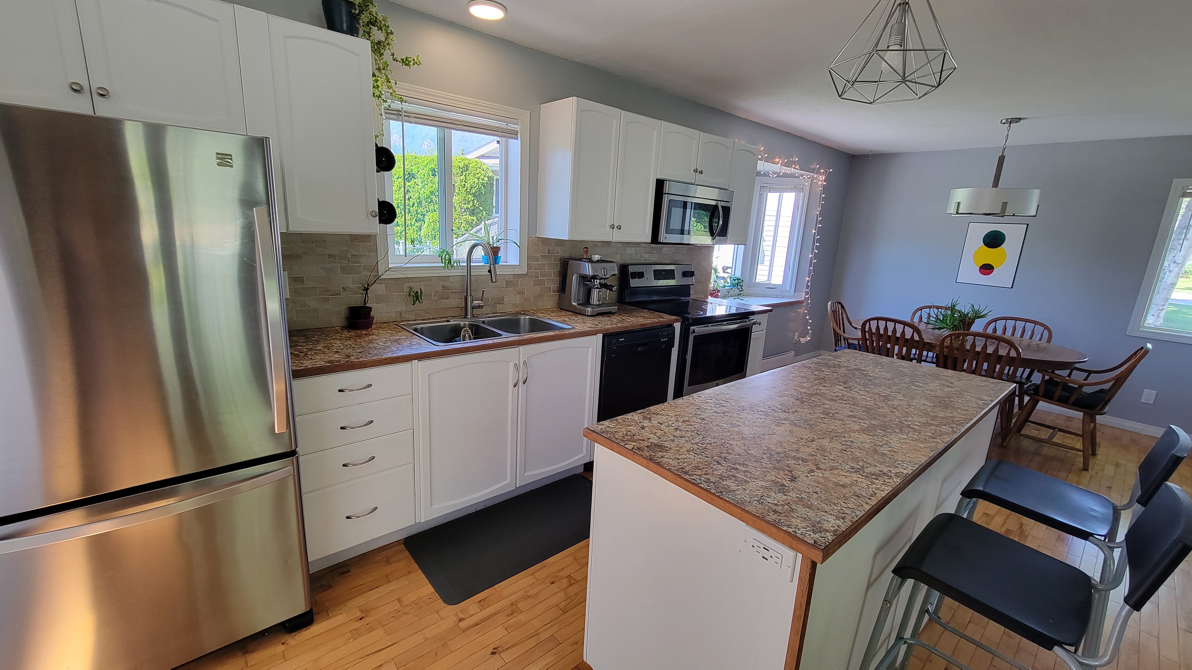 Bright 3 bedroom family home in Sicamous