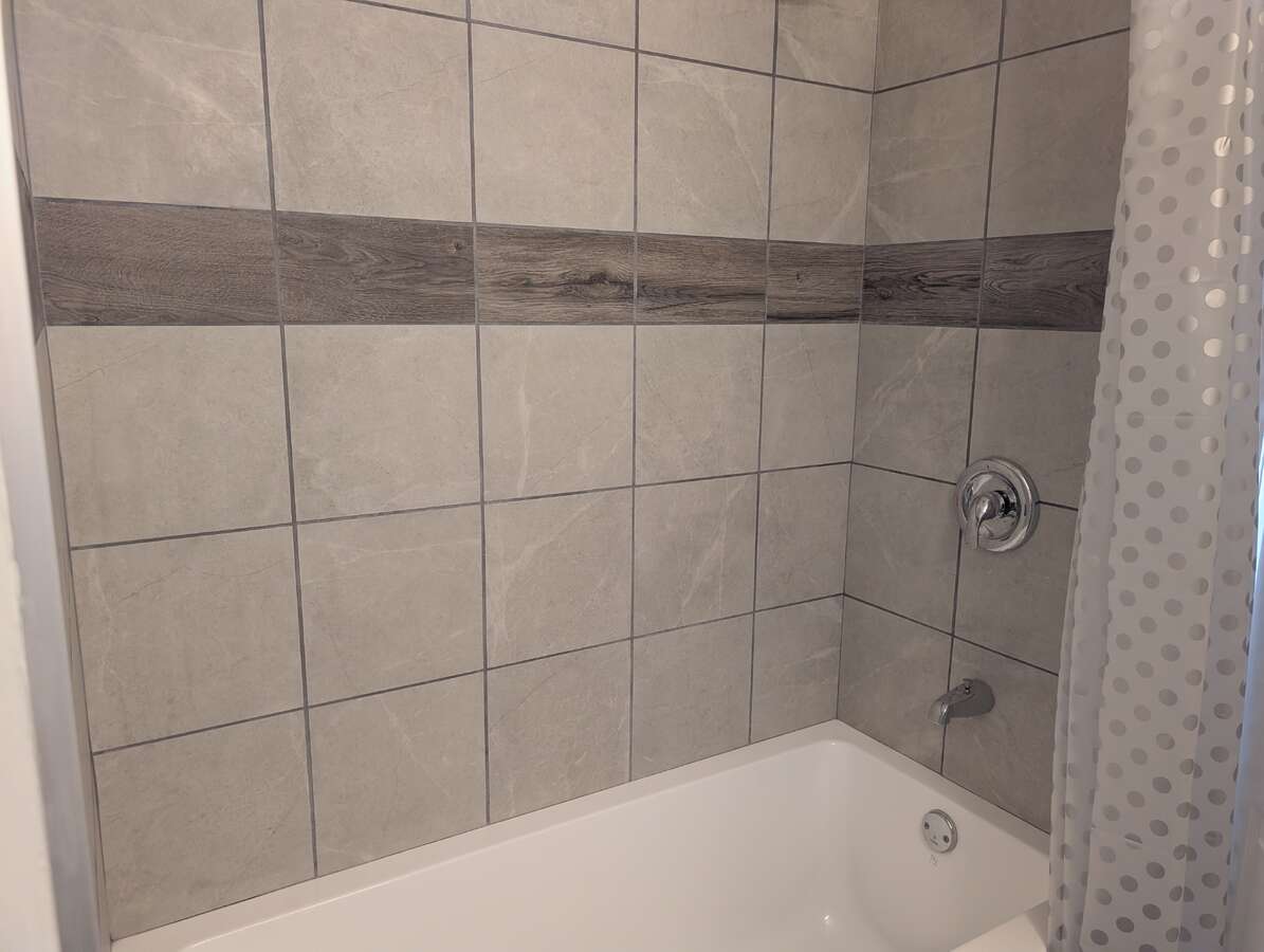 Main bathroom tub