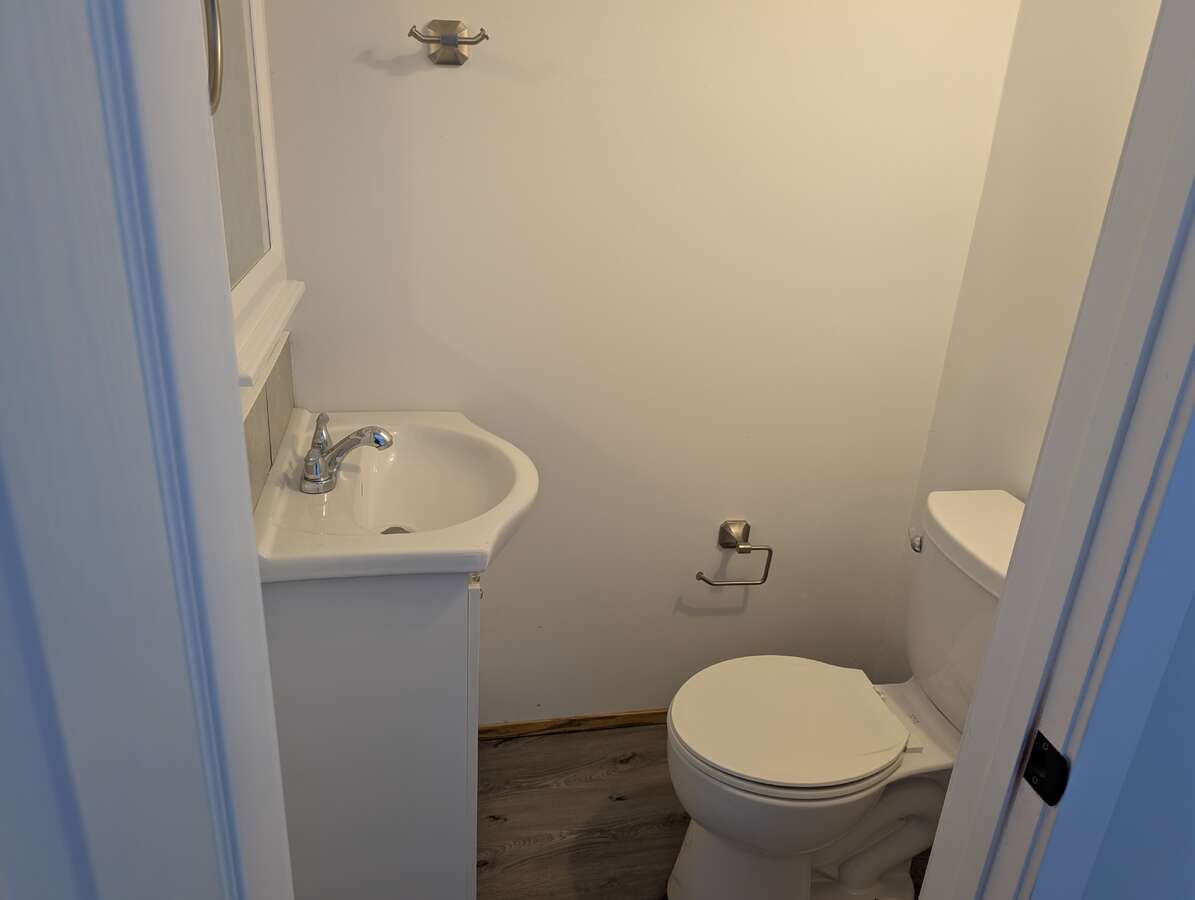 Master bedroom 2 pc bathroom