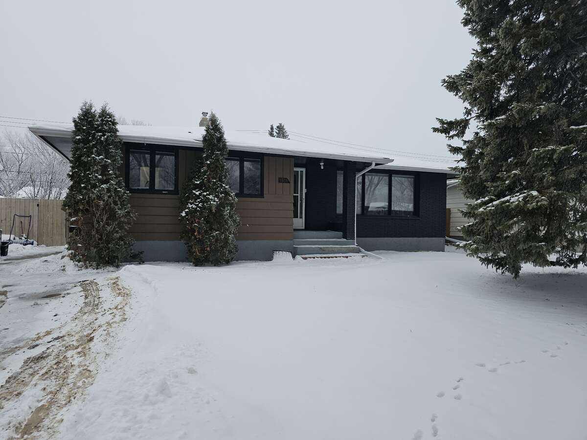 House / Bungalow For Sale in Regina, SK - 3+3 bed, 3 bath