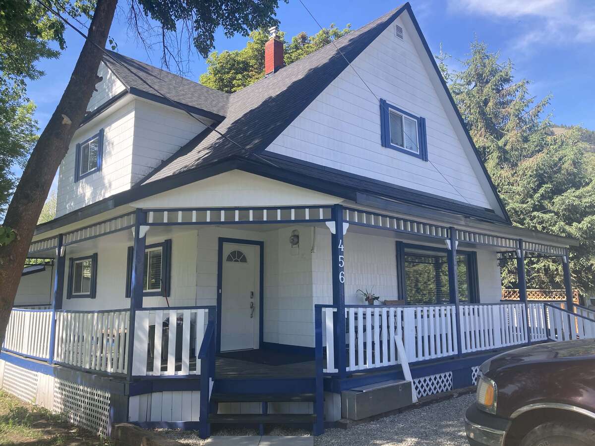 House For Sale in Midway, BC - 4 bed, 1 bath