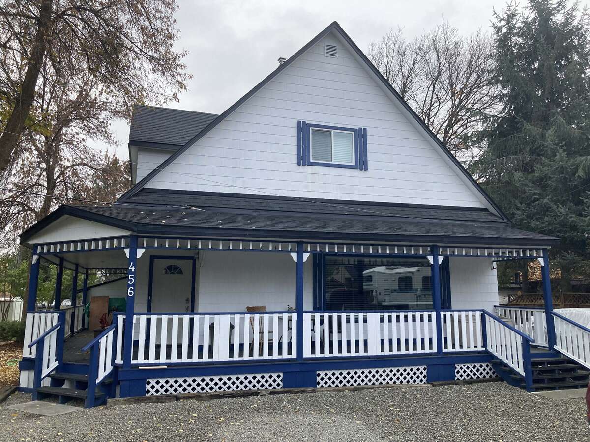 House For Sale in Midway, BC - 4 bed, 1 bath