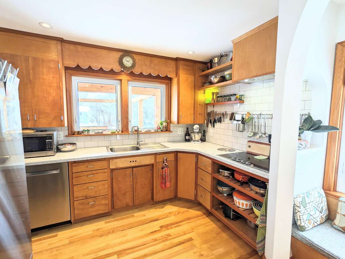 Stylish, fully updated Lunenburg bungalow