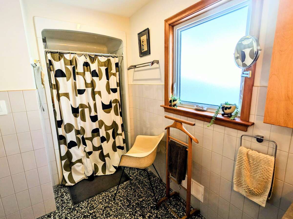 Stylish, fully updated Lunenburg bungalow