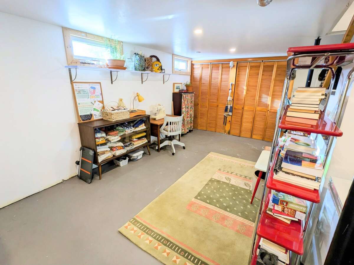 Stylish, fully updated Lunenburg bungalow