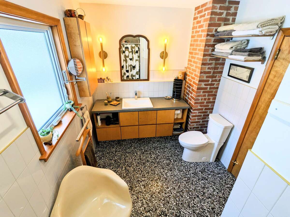 Stylish, fully updated Lunenburg bungalow