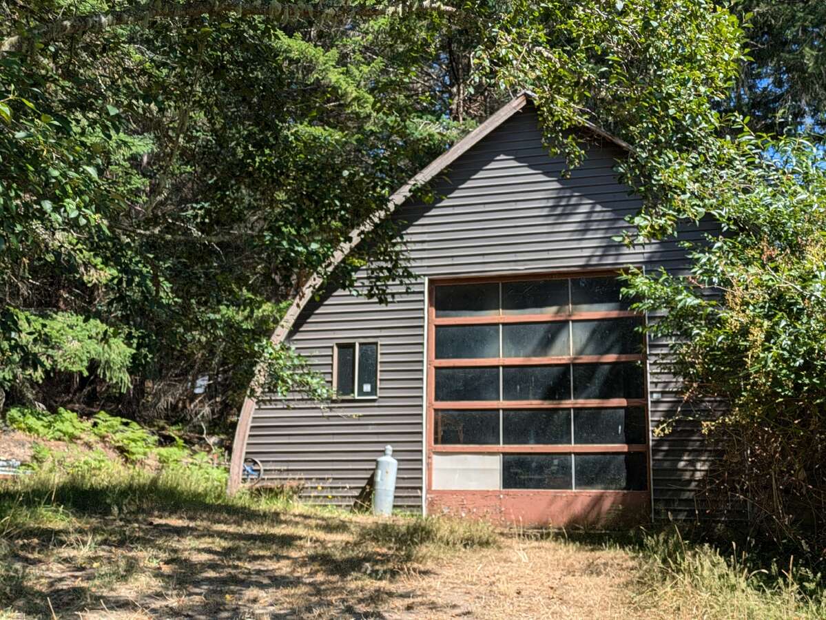 2 titles 1 price 20 acres on Mayne Is, below value