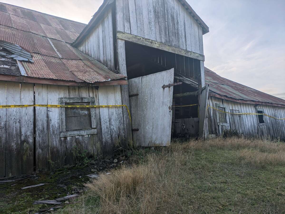 2 titles 1 price 20 acres on Mayne Is, below value