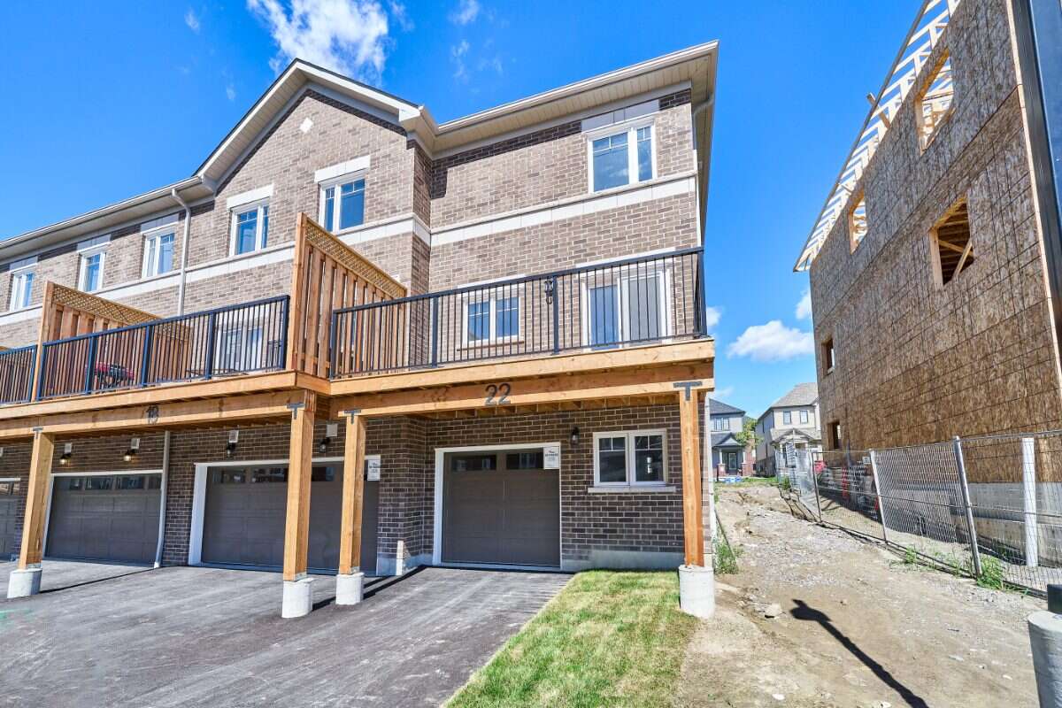 Move-In Ready 3-Bedroom End Unit in Newcastle