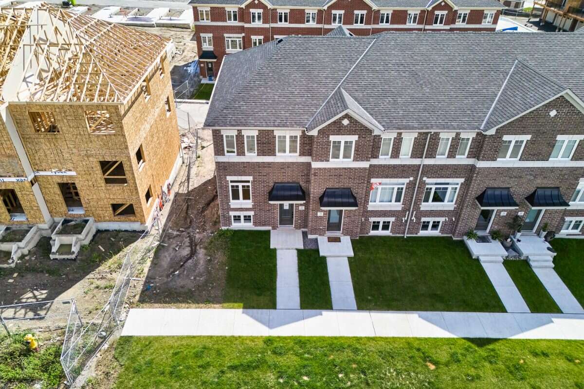 Move-In Ready 3-Bedroom End Unit in Newcastle