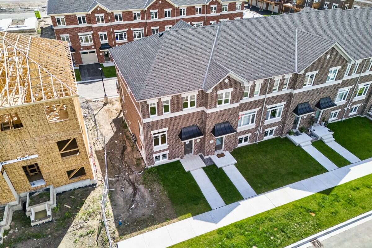 Move-In Ready 3-Bedroom End Unit in Newcastle