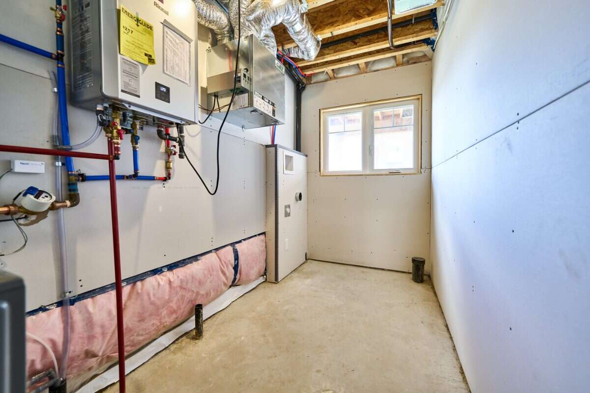 Move-In Ready 3-Bedroom End Unit in Newcastle