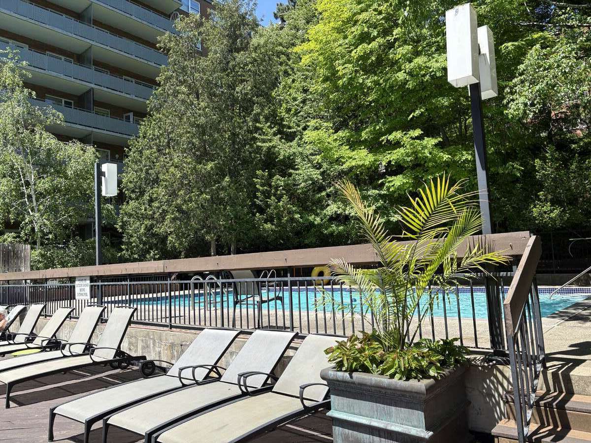 Pool & sundeck