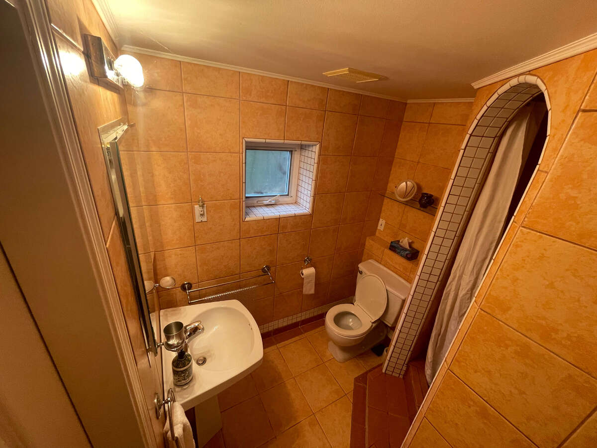BASEMENT ENSUITE BATHROOM