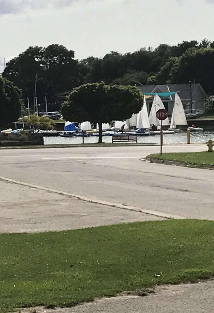 Oasis in the heart of town. Walk to beaches dining