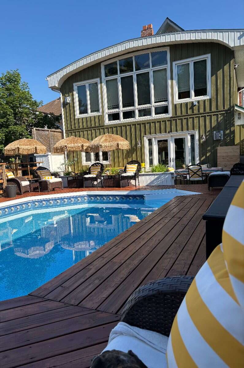 Oasis in the heart of town. Walk to beaches dining