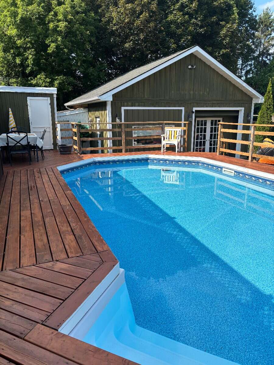 Oasis in the heart of town. Walk to beaches dining