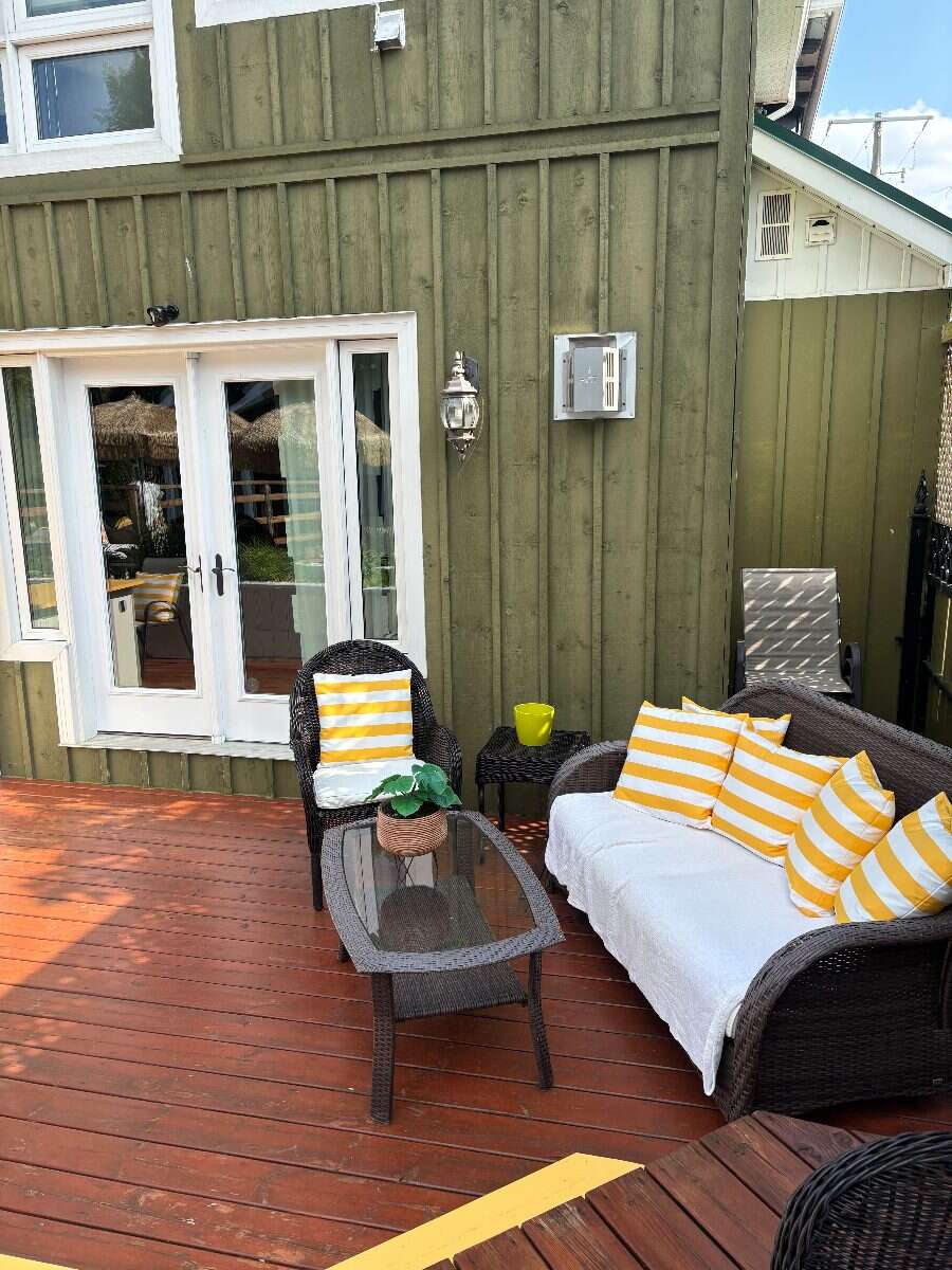 Oasis in the heart of town. Walk to beaches dining