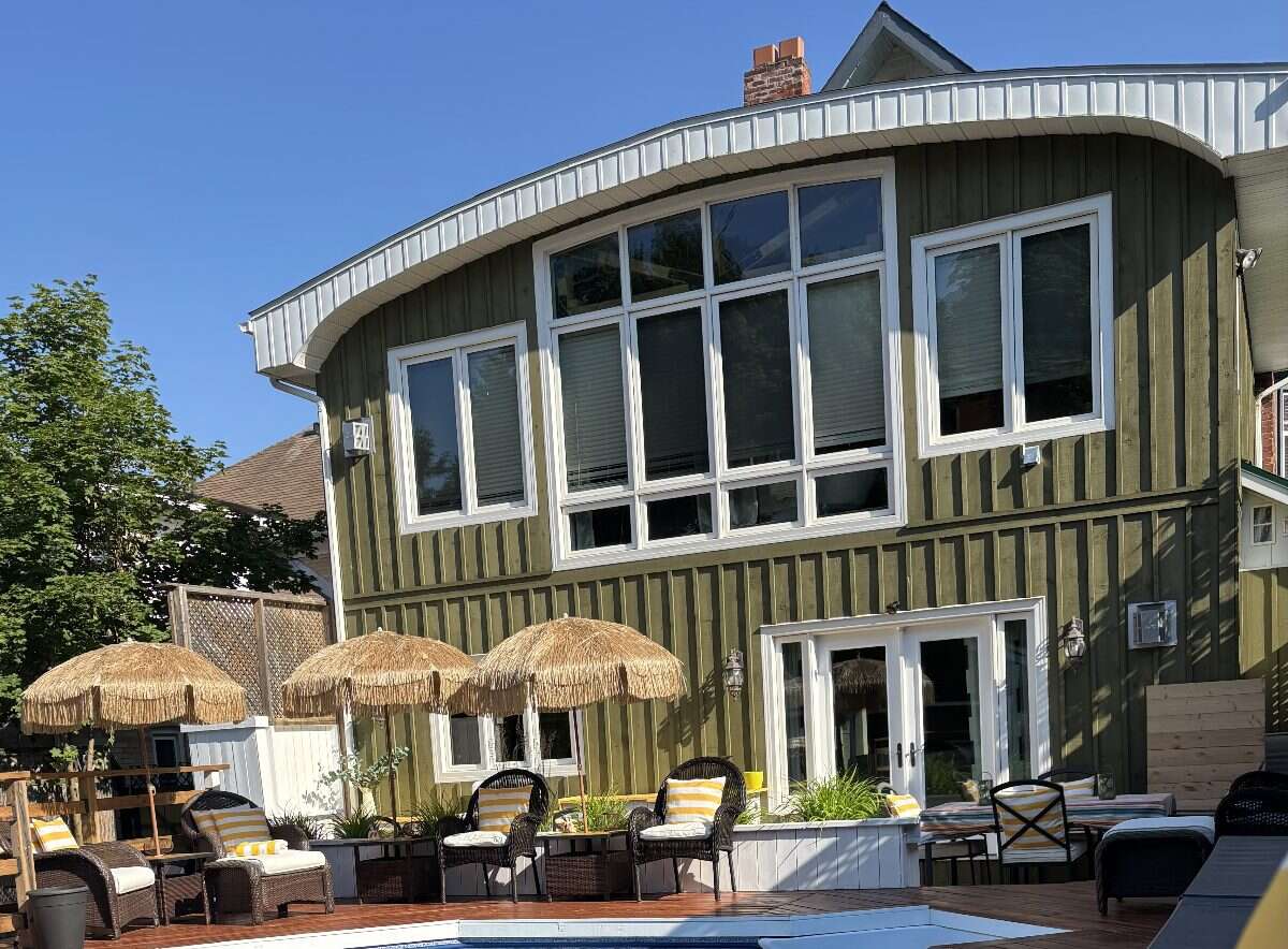 Oasis in the heart of town. Walk to beaches dining