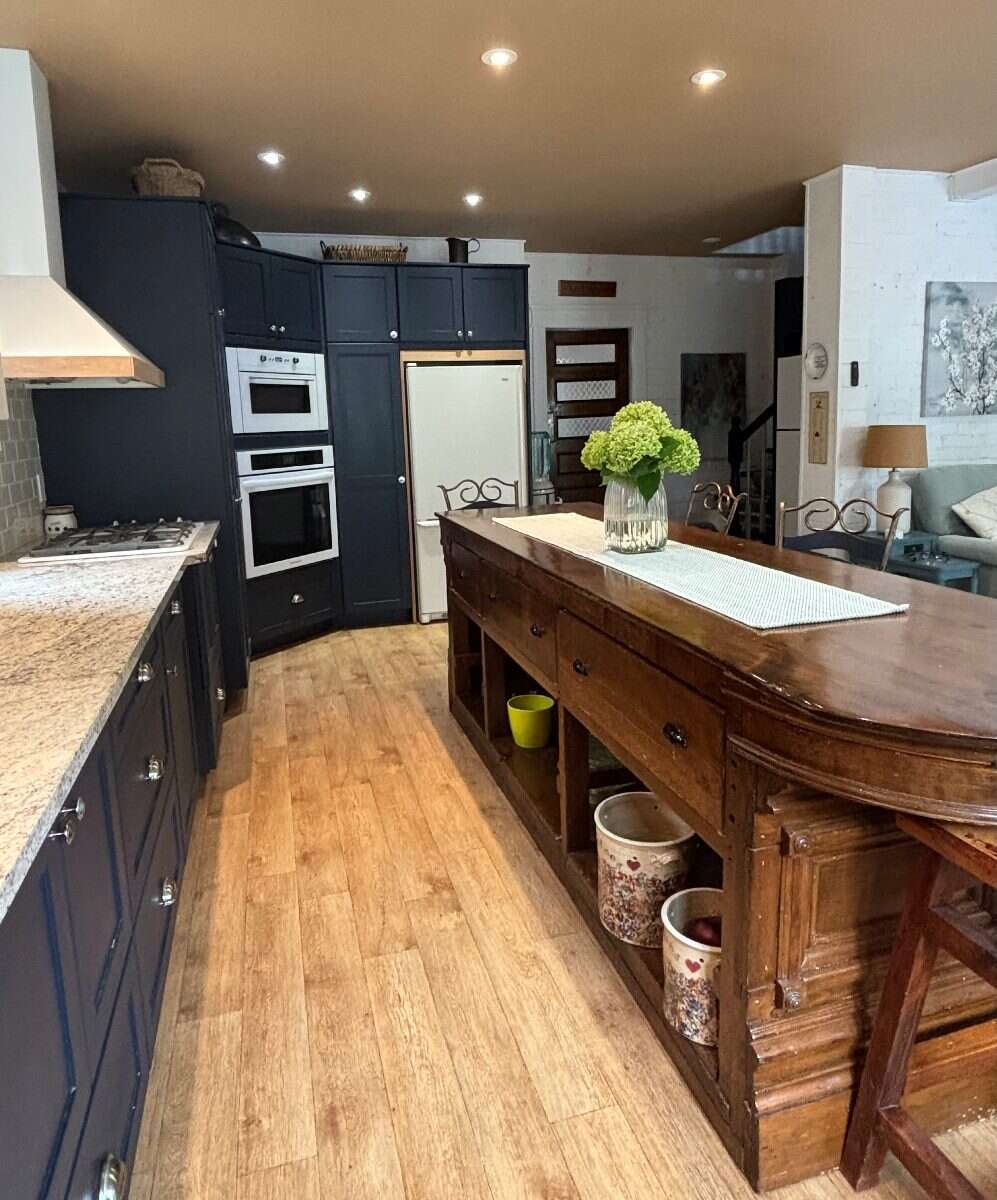 Oasis in the heart of town. Walk to beaches dining