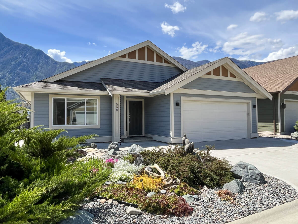 House For Sale in Keremeos, BC - 3 bed, 2 bath