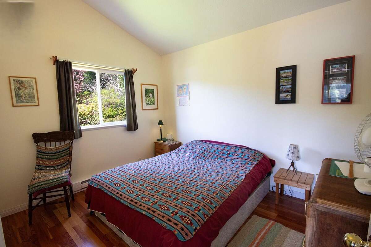 Queen bed in the master