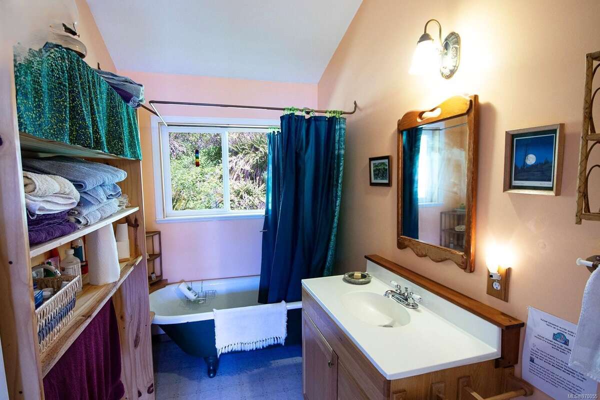 Cast iron clawfoot tub/shower