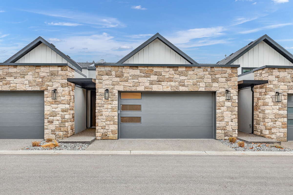 Townhouse / 5-Plex For Sale in Kelowna, British Columbia - 3 bdrm, 2.5 bath (40, 1550 Union Road)