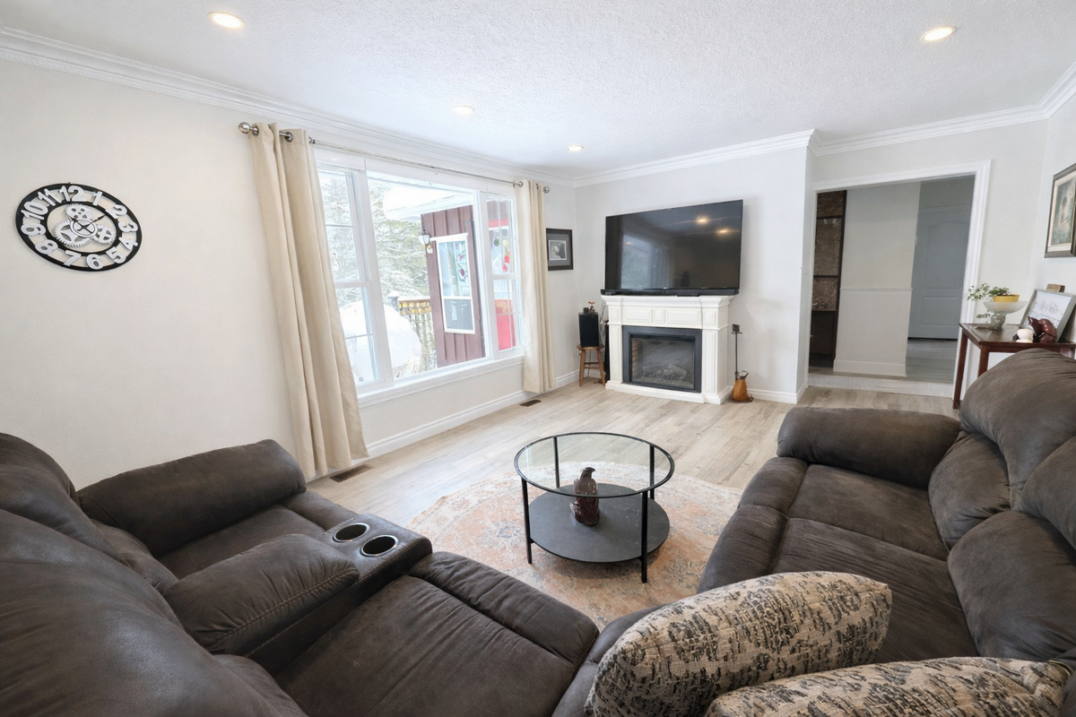 Living room, fireplace, new crown moulding and potlights