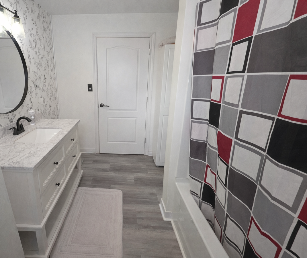 Main Bathroom, with ensuite access.