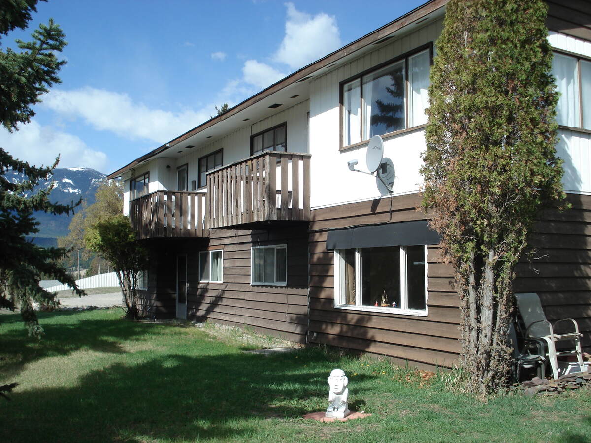 4-Plex / Bi-Level / Revenue Property For Sale in Windermere, BC - 8 bed, 4 bath