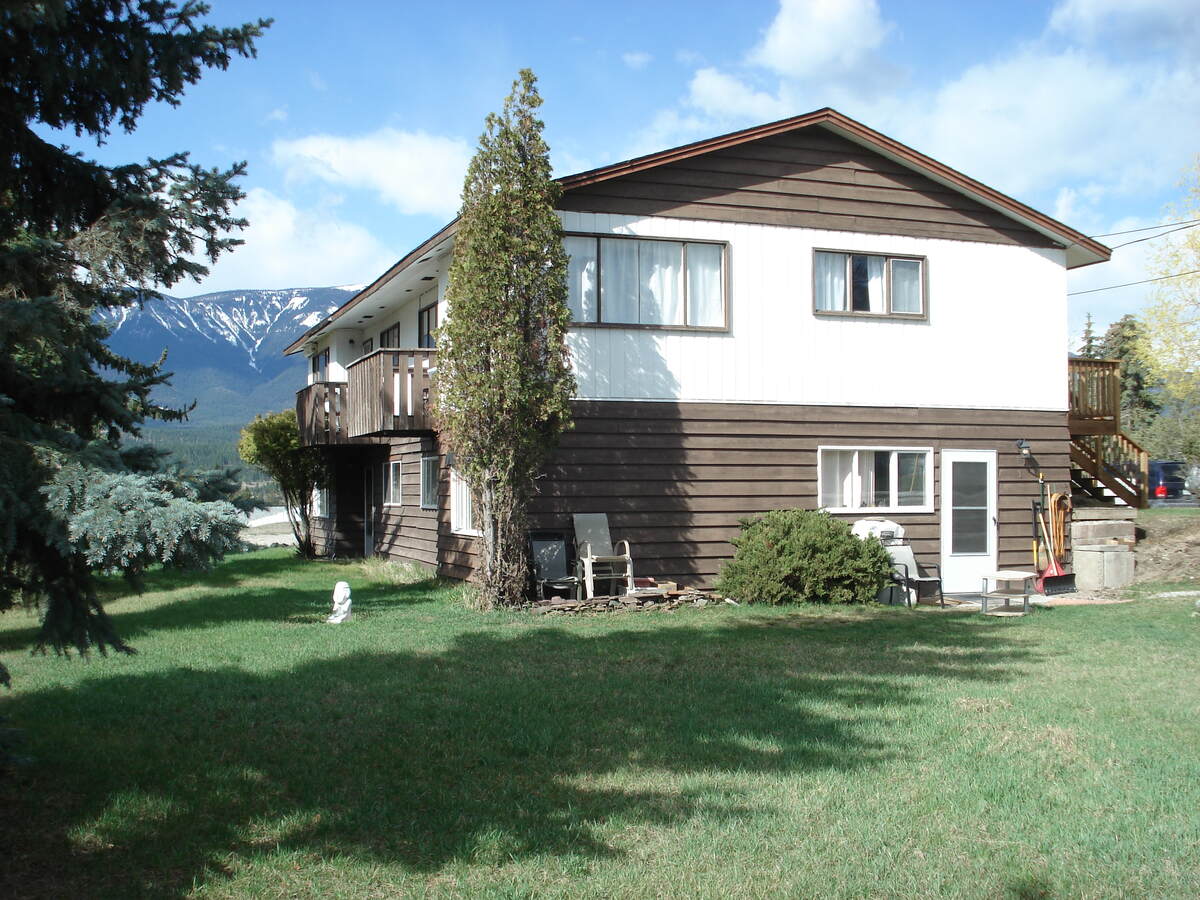 4-Plex / Bi-Level / Revenue Property For Sale in Windermere, BC - 8 bed, 4 bath