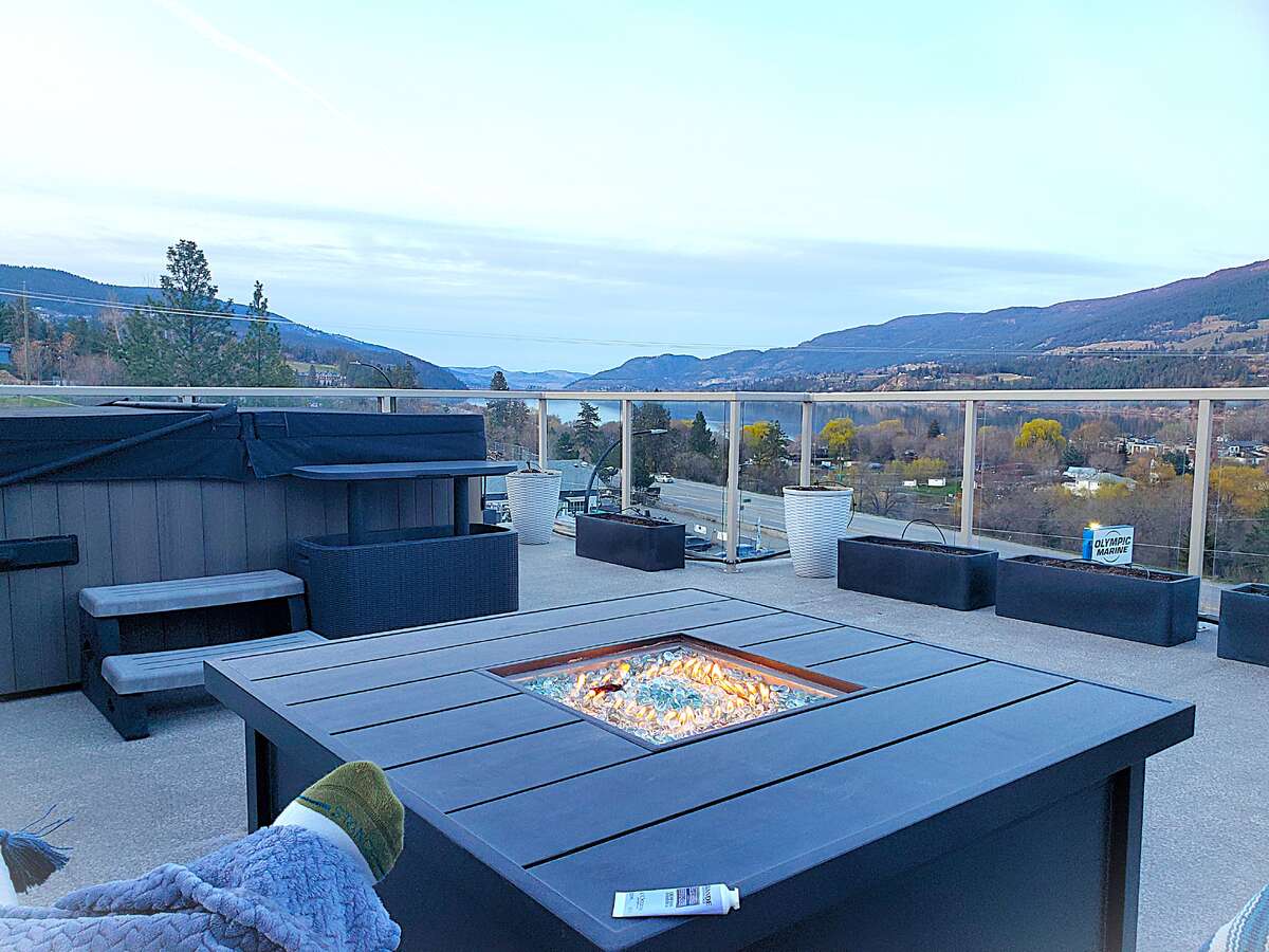 6 car parking, lake view, 850 sf rooftop patio