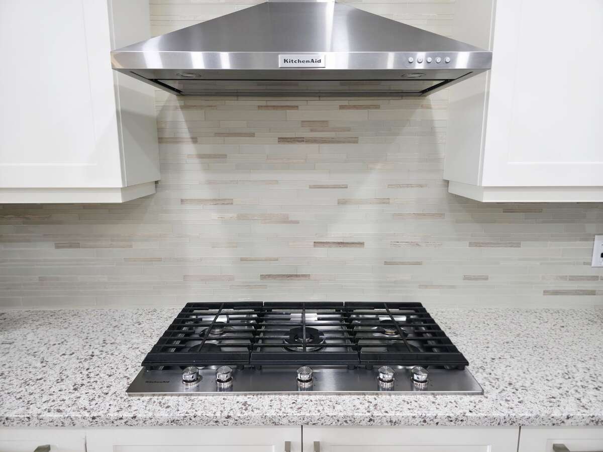 MAIN LEVEL - FIVE BURNER GAS COOKTOP