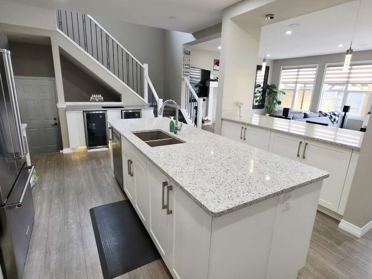 MAIN LEVEL - LARGE CHEF INSPIRED KITCHEN