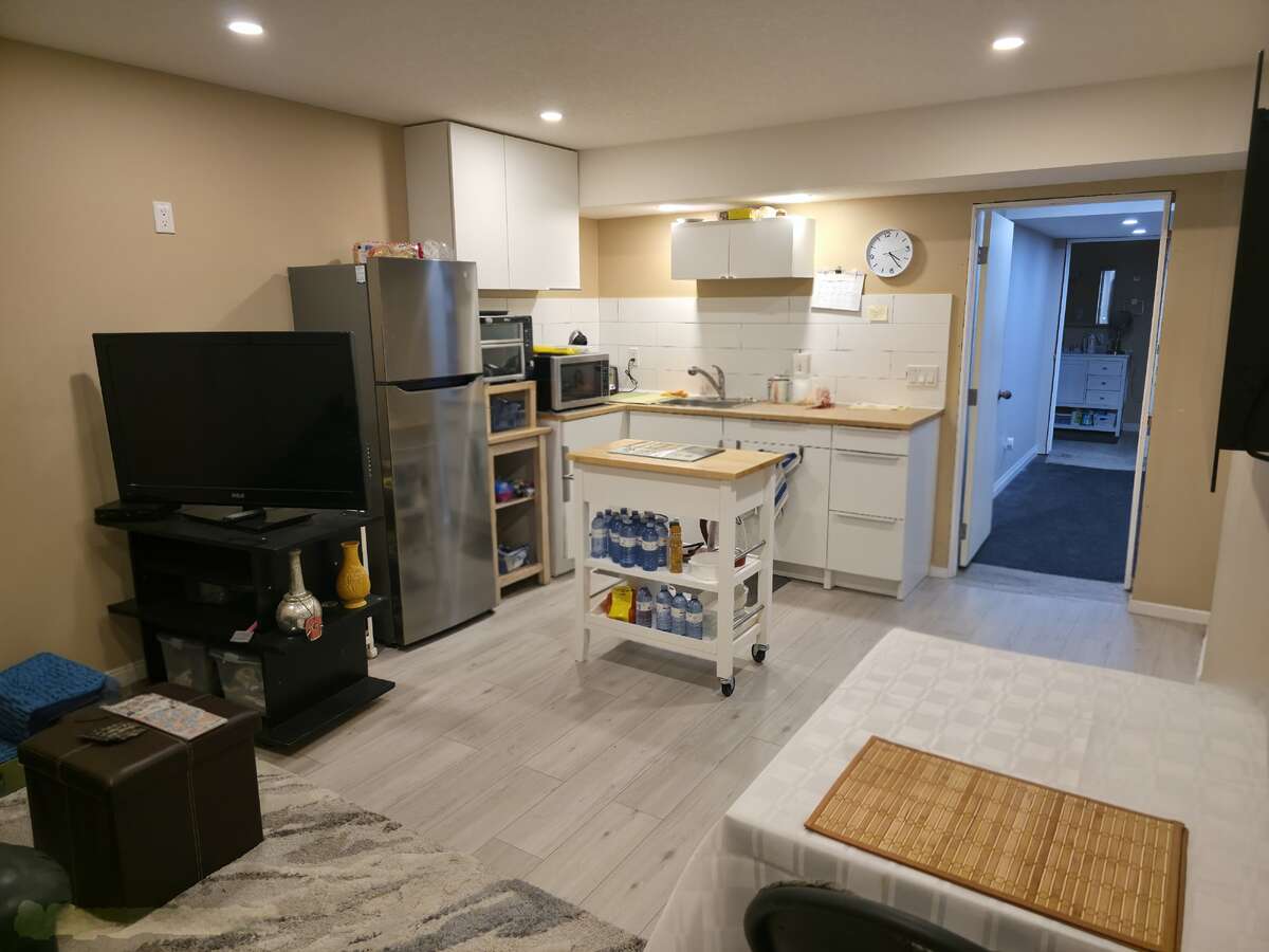 LOWER LEVEL - KITCHENETTE / BAR AREA