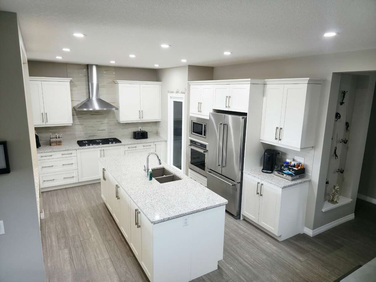 MAIN LEVEL - LARGE CHEF INSPIRED KITCHEN