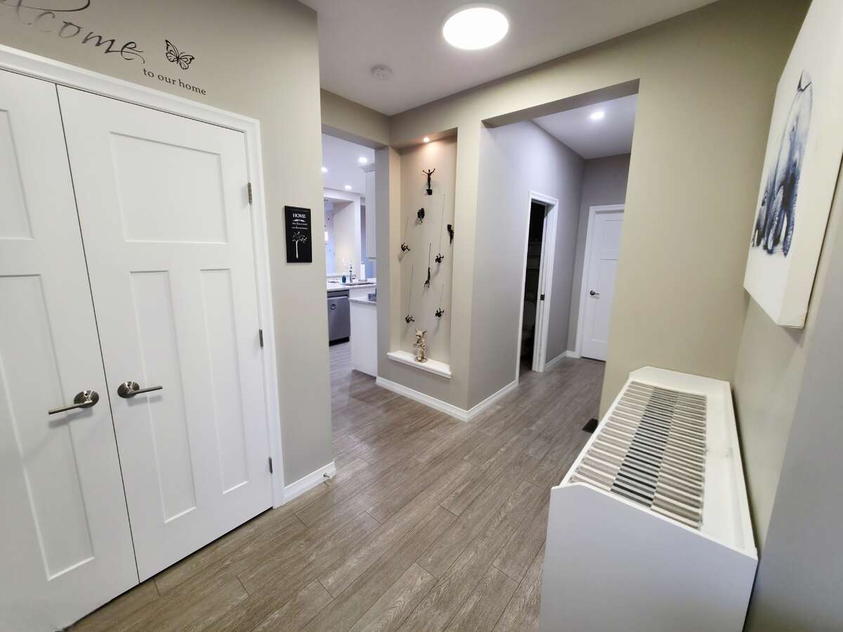 MAIN LEVEL - ENTRANCE WITH LARGE COAT CLOSET