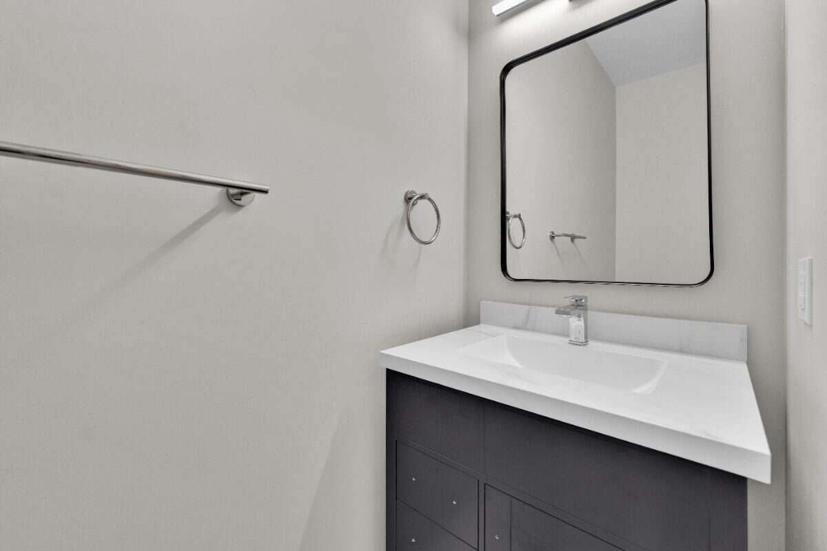 FOR RENT – New Modern Townhome in Decew Terrace