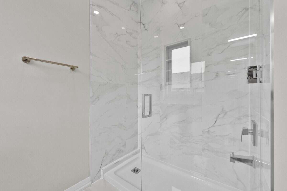 FOR RENT – New Modern Townhome in Decew Terrace