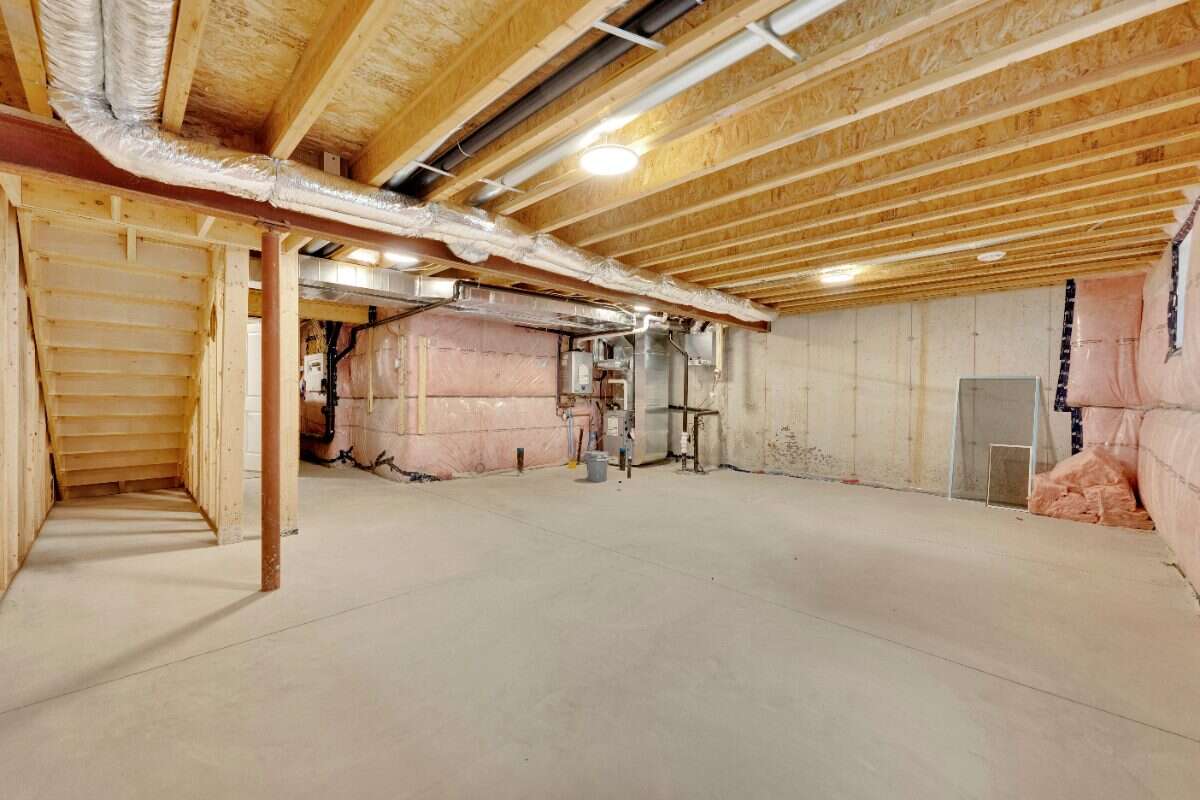FOR RENT – New Modern Townhome in Decew Terrace