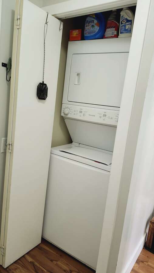 8'11"x6' foyer including large closet and washer/dryer