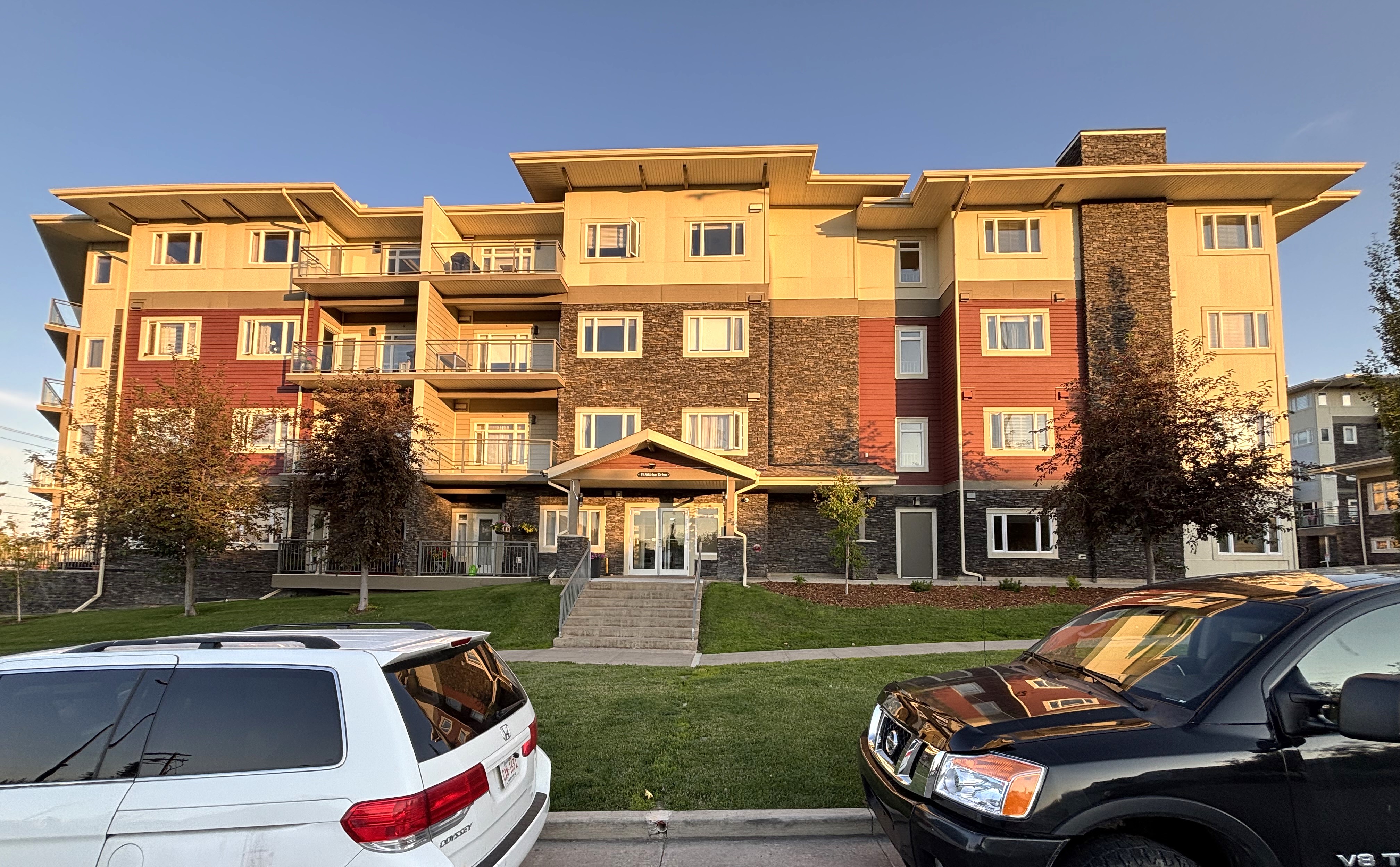2 bedroom Condo, Quiet west facing, Courtyard view