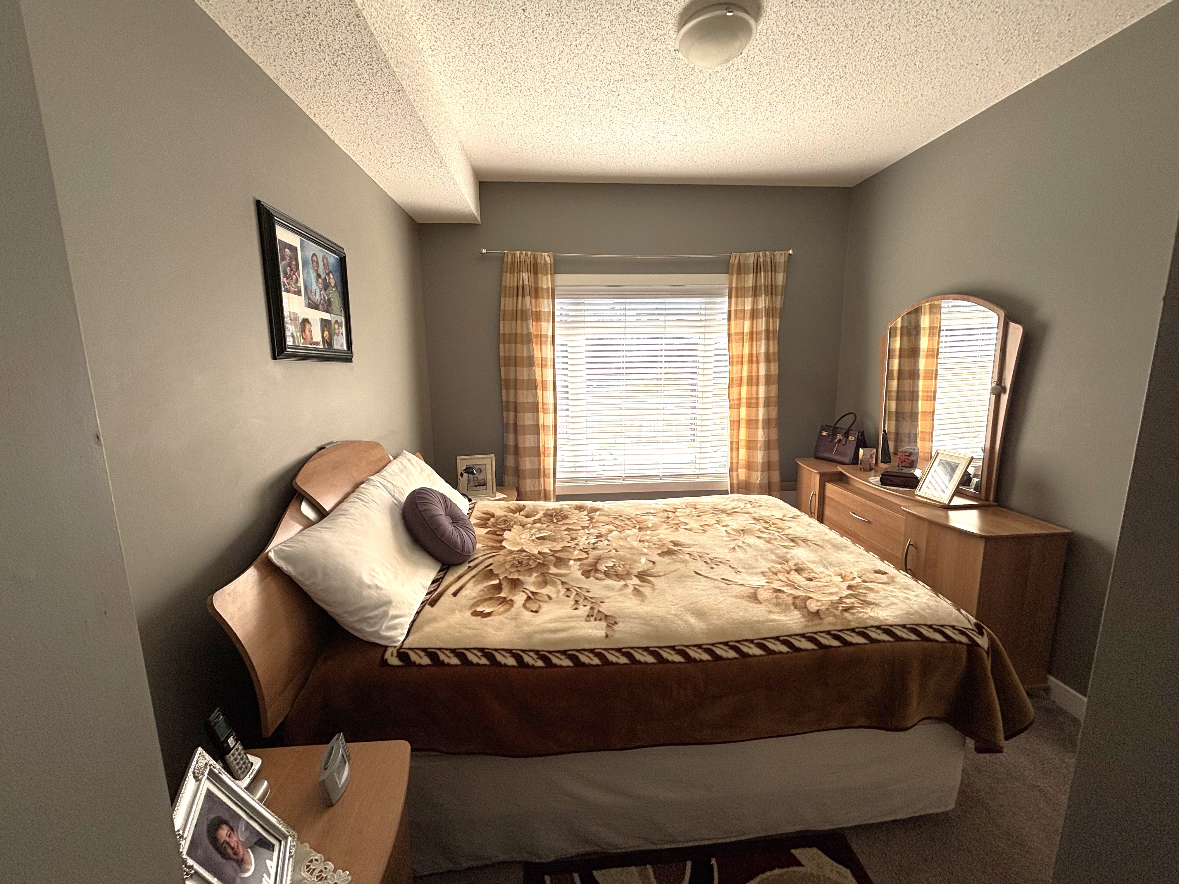 2 bedroom Condo, Quiet west facing, Courtyard view